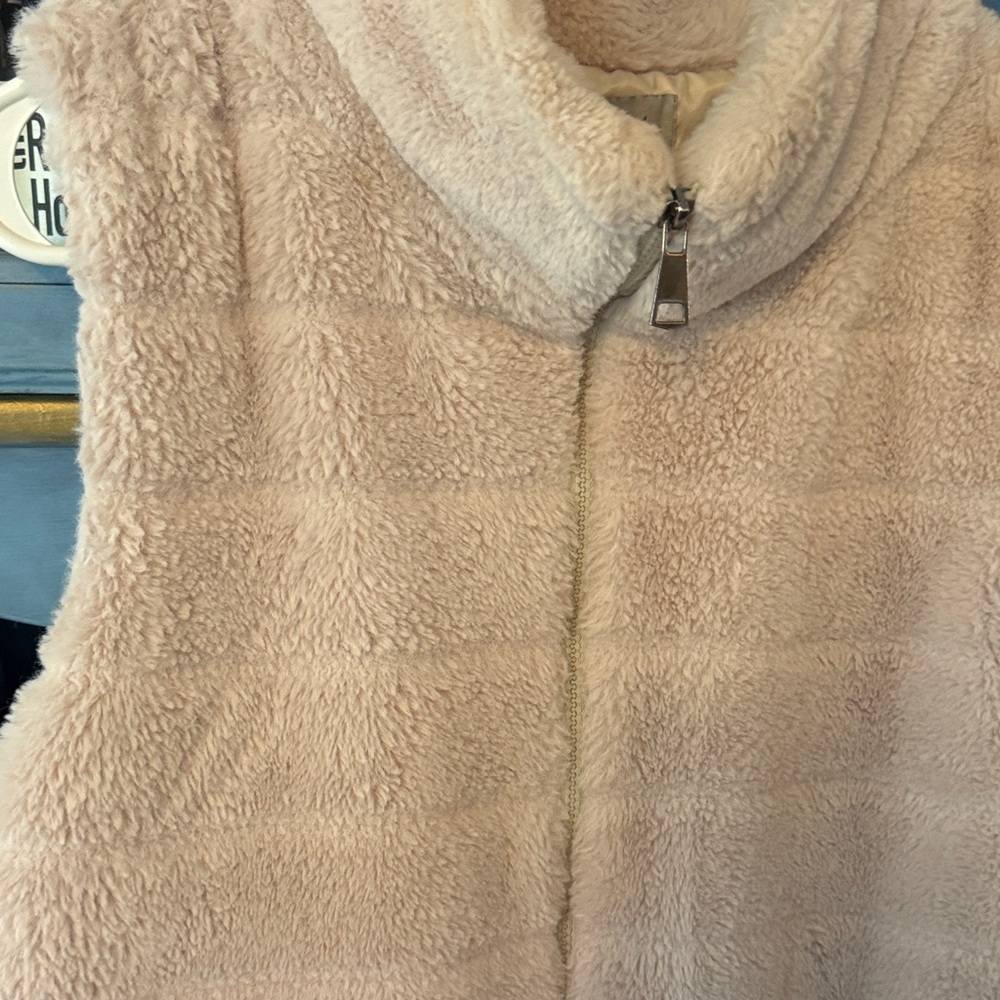 Women's Cream Faux Fur Vest - Picture 8 of 9